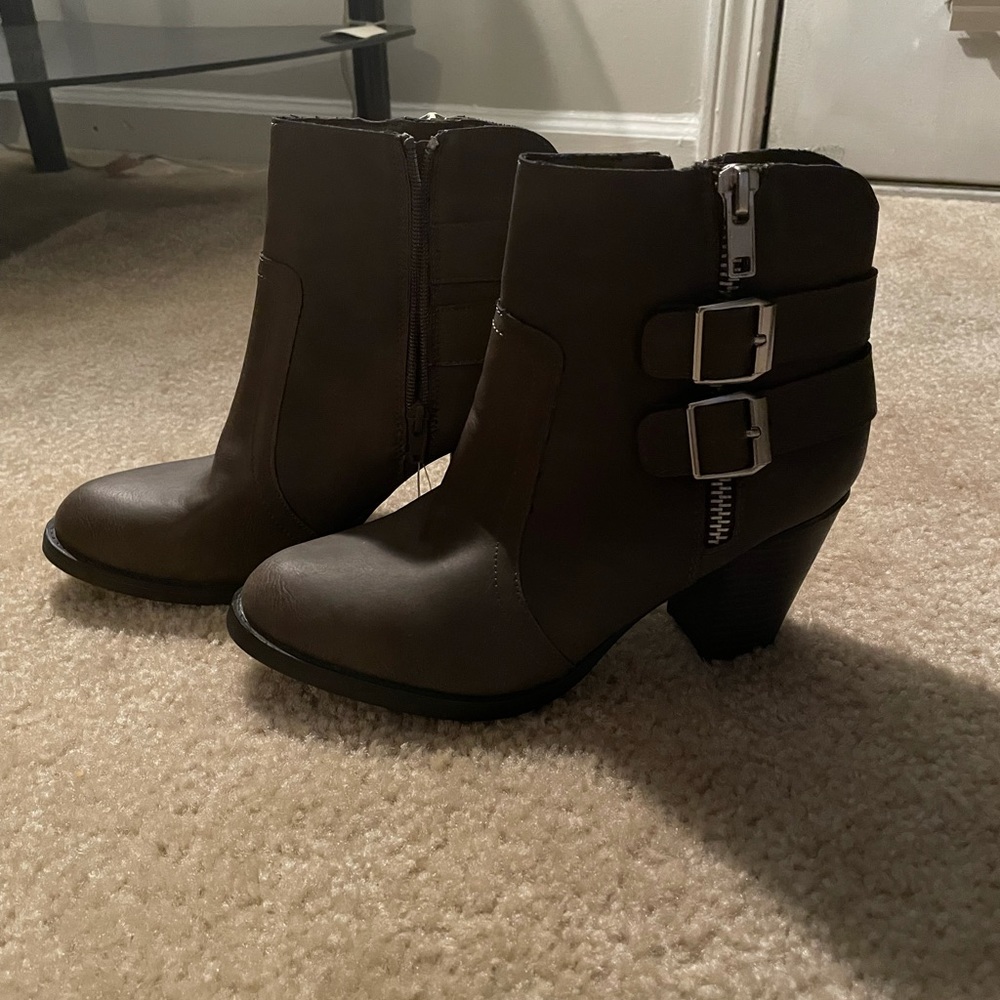 BARELY WORN MOSSIMO DARK GREY BOOTIES!!!